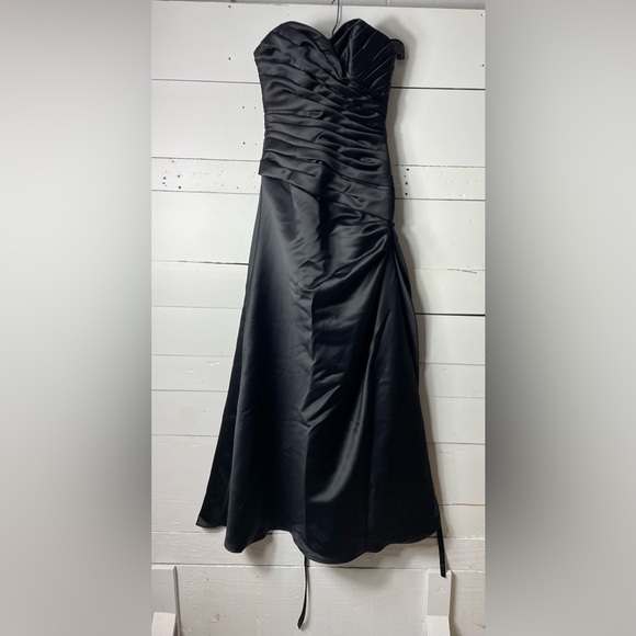 MORI LEE Strapless Sweetheart Neckline Gown in Black Size 3/4 - Picture 1 of 6
